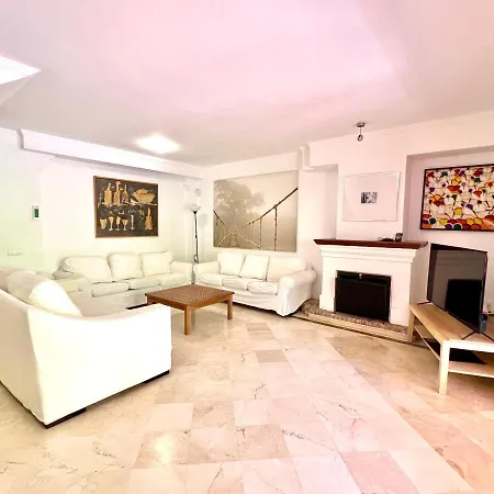 Spacious Golden Mile Townhouse Lägenhet Marbella